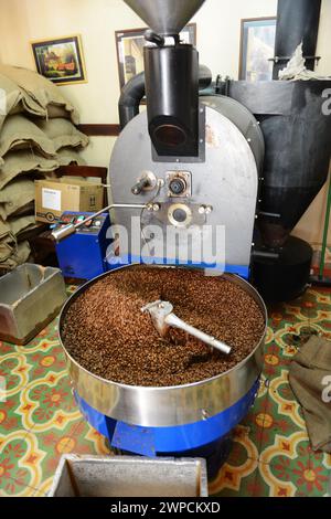 Torréfaction des grains de café au café O'Reilly dans la vieille Havane, Cuba. Banque D'Images