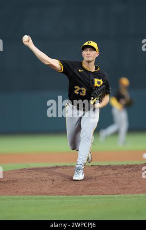 Sarasota FL USA ; Pittsburgh Pirates lanceur Mitch Keller (23 ans) a livré un terrain lors d'un match d'entraînement de printemps de la MLB contre l'Orio de Baltimore Banque D'Images