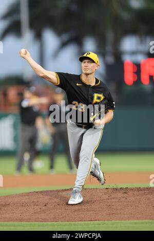 Sarasota FL USA ; Pittsburgh Pirates lanceur Mitch Keller (23 ans) a livré un terrain lors d'un match d'entraînement de printemps de la MLB contre l'Orio de Baltimore Banque D'Images