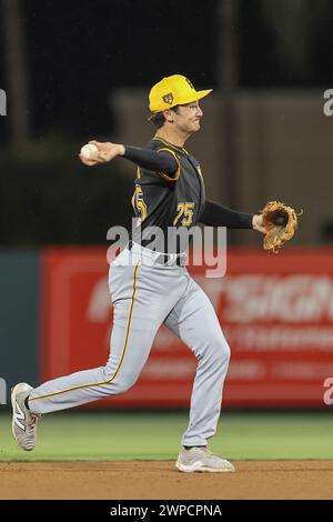 Sarasota FL USA ; Pittsburgh Pirates Shortstop Alika Williams (75) tourne le double jeu lors d'un match d'entraînement de printemps de la MLB contre l'Oriol de Baltimore Banque D'Images