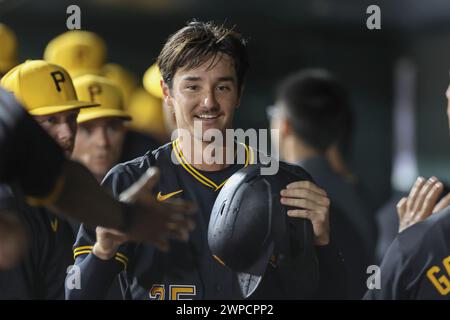 Sarasota FL USA ; Pittsburgh Pirates Short stop Alika Williams (75) est célébré après avoir marqué lors d'un match d'entraînement de printemps de la MLB contre les Baltimore Banque D'Images