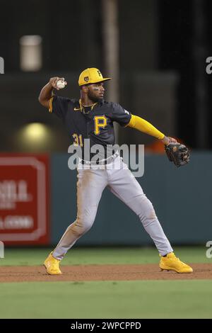 Sarasota FL USA ; Pittsburgh Pirates Right Fielder Joshua Palacios (77) champs et jette Baltimore Orioles désigné frappeur Kolton Wong (16) duri Banque D'Images