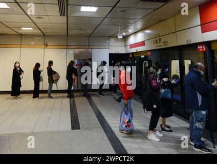 Les passagers voguent pour le train de métro à la station Dongmen à Taipei, Taiwan. Banque D'Images