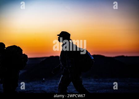 Koweït. 19 février 2024. Les parachutistes affectés à la 82e brigade d'aviation de combat de la 82e division aéroportée participent au 10k Presidents Day Ruck, le 19 février 2024. Le ruck a été organisé par moral, Welfare and Recreation (MWR) et a célébré les 46 présidents actuels et anciens des États-Unis. (Photo de Vincent Levelev) (crédit image : © U.S. Army/ZUMA Press Wire) USAGE ÉDITORIAL SEULEMENT! Non destiné à UN USAGE commercial ! Banque D'Images