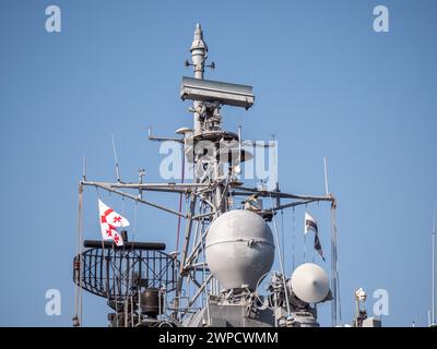 Vue détaillée du drapeau géorgien sur la superstructure du navire de guerre de la marine turque avec équipement radar et antennes - Batoumi, Géorgie - 05 mars 2024. Banque D'Images