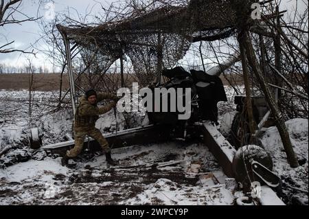 Kupyansk, oblast de Kharkiv, Ukraine. 27 novembre 2023. Un soldat ukrainien tire un obusier D-20 sur les forces russes. Les assauts russes se poursuivent malgré le début de l'hiver en Ukraine. (Image de crédit : © Madeleine Kelly/ZUMA Press Wire) USAGE ÉDITORIAL SEULEMENT! Non destiné à UN USAGE commercial ! Banque D'Images