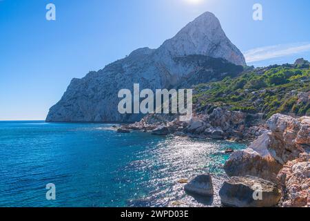 Vue panoramique sur le parc naturel Peñón de Ifach sur la côte méditerranéenne, Calpe, Espagne Banque D'Images