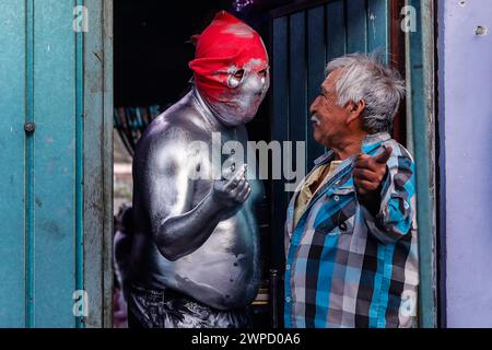 6 mars 2024, San Nicolas de los Ranchos, Mexique : habitants de San Pedro Yancuitlalpan avec le corps peint avec de la peinture argentée et portant un masque, embuscade les gens pour les peindre à l'occasion des célébrations du carnaval des xinacats dans l'état de Puebla. Les habitants de cette commune vont dans les rues avec le corps peint de l'argenté ou noir dans le cadre des traditions pré-hispaniques des célébrations des festivités du carnaval des Xinacates. Le 6 mars 2024 à San Nicolas de los Ranchos, Mexique. (Photo Essene Hernandez/ Eyepix Group/Sipa USA) Banque D'Images