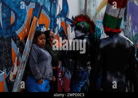 6 mars 2024, San Nicolas de los Ranchos, Mexique : habitants de San Pedro Yancuitlalpan avec le corps peint avec de la peinture noire et portant un masque, embuscade les gens pour les peindre à l'occasion des célébrations du carnaval des xinacats dans l'état de Puebla. Les habitants de cette commune vont dans les rues avec le corps peint de l'argenté ou noir dans le cadre des traditions pré-hispaniques des célébrations des festivités du carnaval des Xinacates. Le 6 mars 2024 à San Nicolas de los Ranchos, Mexique. (Crédit image : © Essene Hernandez/eyepix via ZUMA Press Wire) Banque D'Images