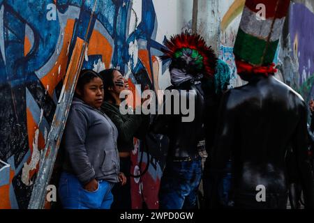 6 mars 2024, San Nicolas de los Ranchos, Mexique : habitants de San Pedro Yancuitlalpan avec le corps peint avec de la peinture noire et portant un masque, embuscade les gens pour les peindre à l'occasion des célébrations du carnaval des xinacats dans l'état de Puebla. Les habitants de cette commune vont dans les rues avec le corps peint de l'argenté ou noir dans le cadre des traditions pré-hispaniques des célébrations des festivités du carnaval des Xinacates. Le 6 mars 2024 à San Nicolas de los Ranchos, Mexique. (Photo Essene Hernandez/ Eyepix Group/Sipa USA) Banque D'Images