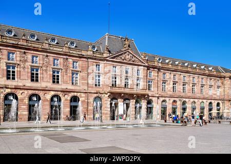 Strasbourg, France - 5 septembre 2023 : Grand centre commercial dans un bâtiment historique sur la place 'place Kléber' Banque D'Images