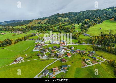 Vue automnale de Sibratsgfäll dans le parc naturel de Nagelfluhkette dans le Bregenzerwald dans le Vorarlberg Banque D'Images