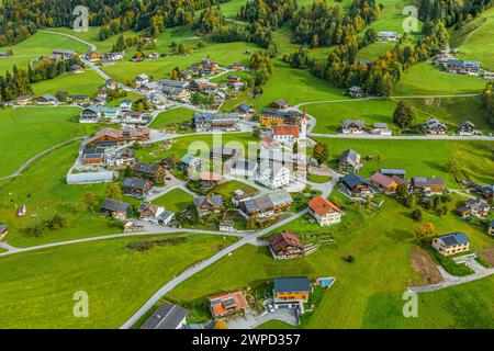 Vue automnale de Sibratsgfäll dans le parc naturel de Nagelfluhkette dans le Bregenzerwald dans le Vorarlberg Banque D'Images