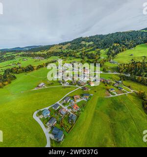 Vue automnale de Sibratsgfäll dans le parc naturel de Nagelfluhkette dans le Bregenzerwald dans le Vorarlberg Banque D'Images