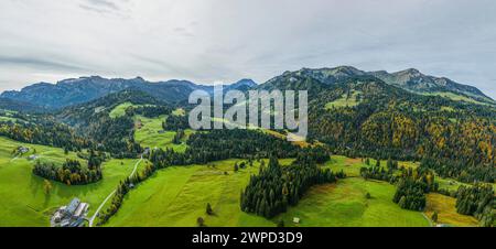 Vue automnale de Sibratsgfäll dans le parc naturel de Nagelfluhkette dans le Bregenzerwald dans le Vorarlberg Banque D'Images