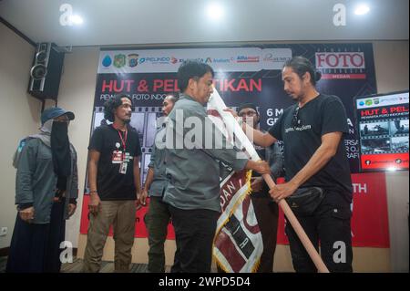 Président de l'Organisation indonésienne des photojournalistes (PFI) de Medan, Risky Cahyadi (à gauche) pose pour un groupe de photojournalistes régénérations à l'occasion du 20e anniversaire de l'organisation et de l'inauguration de la direction de PFI Medan à Graha XL à Medan, dans le nord de Sumatra, Indonésie, le 6 mars 2024. Dans son nouveau programme de gestion, le président de PFI Medan, Risky Cahyadi est déterminé à amener les photojournalistes de Medan City à un journalisme plus mesurable et standardisé en tant que profession coopérative dans les éléments publics. Photo de Sutanta Aditya/ABACAPRESS.COM Banque D'Images