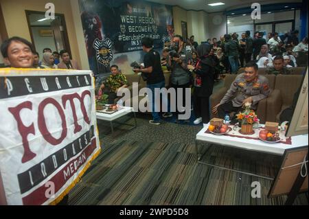 Président de l'Organisation indonésienne des photojournalistes (PFI) de Medan, Risky Cahyadi pose pour un groupe de photojournalistes regénérations à l'occasion du 20e anniversaire de l'organisation et de l'inauguration de la direction de PFI Medan à Graha XL à Medan, dans le nord de Sumatra, Indonésie, le 6 mars 2024. Dans son nouveau programme de gestion, le président de PFI Medan, Risky Cahyadi est déterminé à amener les photojournalistes de Medan City à un journalisme plus mesurable et standardisé en tant que profession coopérative dans les éléments publics. Photo de Sutanta Aditya/ABACAPRESS.COM Banque D'Images