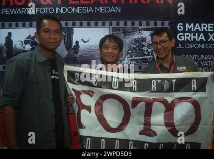 Président de l’Organisation indonésienne des photojournalistes (PFI) de Medan, Risky Cahyadi (Centre), et le secrétaire, Zulfan Dalimunthe (à droite) et le président de la période précédente, Rahmad Suryadi posent pour un photojournaliste de groupe régénérations à l'occasion du 20e anniversaire de l'organisation et de l'inauguration de la direction de PFI Medan à Graha XL à Medan, dans le nord de Sumatra, Indonésie, le 6 mars 2024. Dans son nouveau programme de gestion, le président de PFI Medan, Risky Cahyadi est déterminé à amener les photojournalistes de Medan City à un journalisme plus mesurable et standardisé en tant que profession importante. Photo de Sutanta ad Banque D'Images