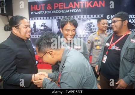 Pemimpin Kampung Matfa Indonesia, Muhammad Imam Hanafi est vu comme commun dans la lutte de la famille du photojournalisme, lors de l'inauguration du président de l'Organisation indonésienne des photojournalistes (PFI) de Medan, Risky Cahyadi dans les régénérations du photojournaliste sur le 20e anniversaire de l'organisation et l'inauguration de la direction de PFI Medan au Graha XL à Medan, Sumatra du Nord, Indonésie, le 6 mars 2024. Dans son nouveau programme de gestion, le président de PFI Medan, Risky Cahyadi est déterminé à amener les photojournalistes de Medan City à un journalisme plus mesurable et standardisé en tant que Banque D'Images