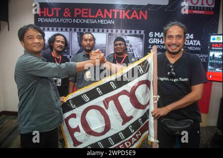 Président de l'Organisation indonésienne des photojournalistes (PFI) de Medan, Risky Cahyadi (à gauche) pose pour un groupe de photojournalistes régénérations à l'occasion du 20e anniversaire de l'organisation et de l'inauguration de la direction de PFI Medan à Graha XL à Medan, dans le nord de Sumatra, Indonésie, le 6 mars 2024. Dans son nouveau programme de gestion, le président de PFI Medan, Risky Cahyadi est déterminé à amener les photojournalistes de Medan City à un journalisme plus mesurable et standardisé en tant que profession coopérative dans les éléments publics. Photo de Sutanta Aditya/ABACAPRESS.COM Banque D'Images