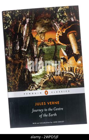 Voyage au Centre de la Terre de Jules Verne, livre de poche, roman classique Banque D'Images