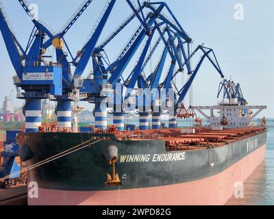 YANTAI, CHINE - 6 MARS 2024 - les cargos déchargent de la bauxite dans le port de Yantai, dans la province du Shandong de l'est de la Chine, le 6 mars 2024. Le 7 mars 2024, dat Banque D'Images