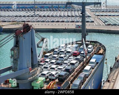 YANTAI, CHINE - 6 MARS 2024 - les cargos chargent des wagons destinés à l'exportation au port de Yantai, dans la province du Shandong de l'est de la Chine, le 6 mars 2024. Le 7 mars 202 Banque D'Images