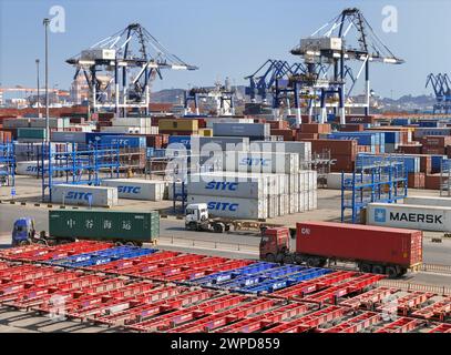 YANTAI, CHINE - 6 MARS 2024 - les camions-conteneurs font des allers-retours au port de Yantai, dans la province du Shandong de l'est de la Chine, le 6 mars 2024. En mars Banque D'Images