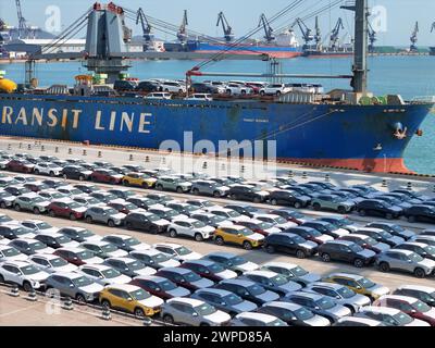 YANTAI, CHINE - 6 MARS 2024 - les cargos chargent des wagons destinés à l'exportation au port de Yantai, dans la province du Shandong de l'est de la Chine, le 6 mars 2024. Le 7 mars 202 Banque D'Images