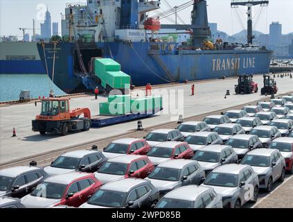 YANTAI, CHINE - 6 MARS 2024 - les cargos chargent des cargaisons au port de Yantai, dans la province du Shandong de l'est de la Chine, le 6 mars 2024. Le 7 mars 2024, les données Re Banque D'Images