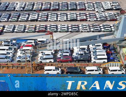 YANTAI, CHINE - 6 MARS 2024 - les cargos chargent des wagons destinés à l'exportation au port de Yantai, dans la province du Shandong de l'est de la Chine, le 6 mars 2024. Le 7 mars 202 Banque D'Images