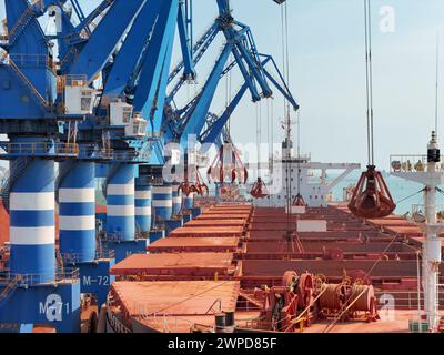 YANTAI, CHINE - 6 MARS 2024 - les cargos déchargent de la bauxite dans le port de Yantai, dans la province du Shandong de l'est de la Chine, le 6 mars 2024. Le 7 mars 2024, dat Banque D'Images