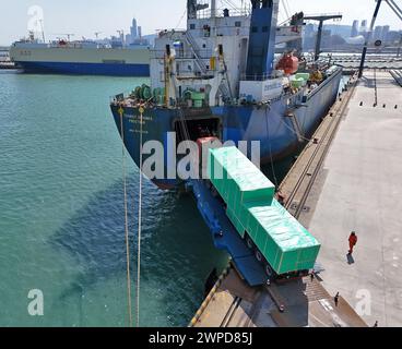 YANTAI, CHINE - 6 MARS 2024 - les cargos chargent des cargaisons au port de Yantai, dans la province du Shandong de l'est de la Chine, le 6 mars 2024. Le 7 mars 2024, les données Re Banque D'Images