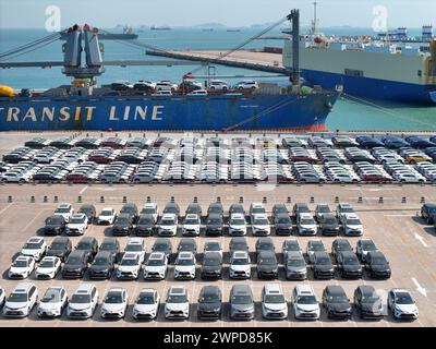 YANTAI, CHINE - 6 MARS 2024 - les cargos chargent des wagons destinés à l'exportation au port de Yantai, dans la province du Shandong de l'est de la Chine, le 6 mars 2024. Le 7 mars 202 Banque D'Images