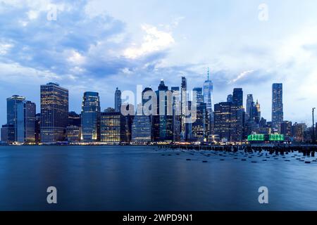 Horizon de Manhattan à New York, de l'autre côté de la rivière, présentant l'architecture impressionnante et le paysage urbain moderne au coucher du soleil Banque D'Images
