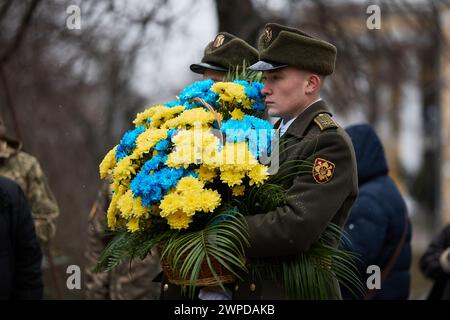 Des soldats ukrainiens en uniforme décoratif apportent la couronne funéraire au mémorial le jour des héros des cent célestes. Kiev - 20 février 2024 Banque D'Images