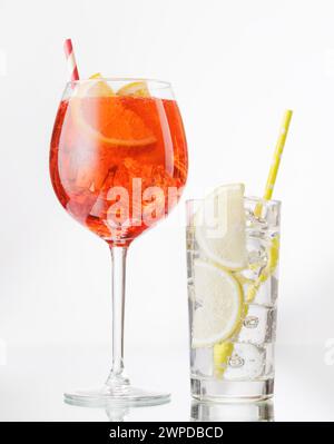 Cocktails Aperol spritz et gin tonic sur gris avec espace copie Banque D'Images