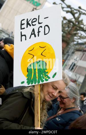 Bundesweite Gedenkdemo vier Jahre nach dem rassistischen Anschlag vom 19. Février 2020 à Hanau - Gegen rechten terreur en Deutschland - dire leurs noms - Rassistische morde - Deutschland, GER, DEU Allemagne, Hanau, 17.02.2024 - Tausende gedenken der Attentat-Opfer von Hanau, setzen ein Zeichen gegen Rassismus und prangern Fehler der Behörden an. Die Demoteilnehmer versammelten sich am Kurt-Schumacher-Platz in Hanau-Kesselstadt und erreichten nach CA. Einer Stunde den Marktplatz der Hanauer Innenstadt. Hier fand die Abschlusskundgebung mit zahlreichen Angehörigen der Opfer statt. Namen d Banque D'Images