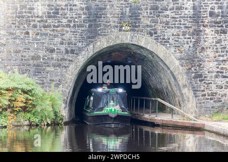 Royaume-Uni, vallée de Ceiriog, aqueduc de Chirk, canal de Chirk, pays de Galles. Bateau sortant du tunnel du canal Chirk (portail sud). Banque D'Images