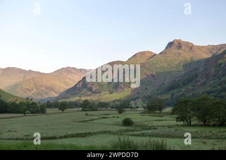 Royaume-Uni, Cumbria, Lake District, lumière de l'aube au-dessus des Langdale Pikes près d'Elterwater. Banque D'Images