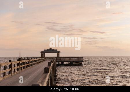 Un quai à Fairhope, Al s'étendant dans l'océan pendant le coucher du soleil Banque D'Images