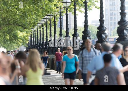 Royaume-Uni, Londres, chemin Southbank avec lampadaires et touristes près de Westminster Bridge. Banque D'Images
