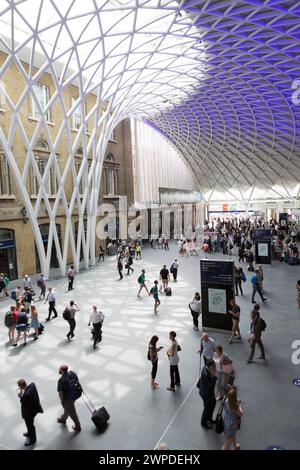 Royaume-Uni, Londres, le hall des départs, la gare de Kings Cross. Banque D'Images