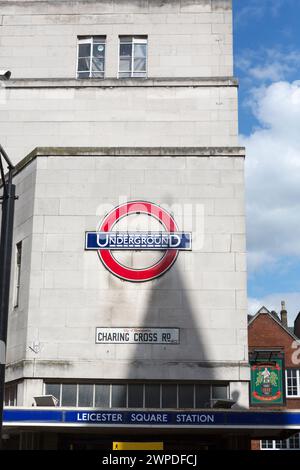 UK, Londres, Leicester Square station de métro. Banque D'Images