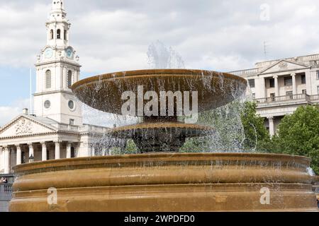 Royaume-Uni, Londres, Fountain Trafalgar Square et St Martins in the Field. Banque D'Images