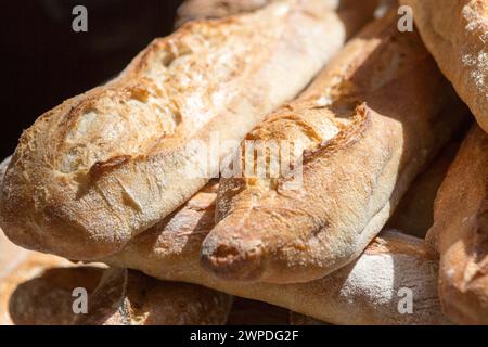 Royaume-Uni, Londres, pain fraîchement cuit à vendre à Borough Market. Banque D'Images