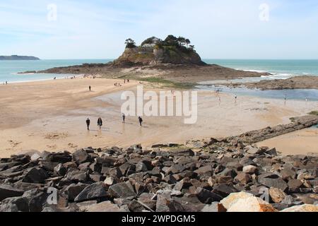 océan atlantique et île de guesclin à saint-coulomb en bretagne en france Banque D'Images