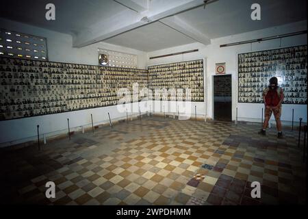 Touriste regardant des photographies de victimes, prises en 1996, Musée du génocide de Toul Sleng ; Phnom Penh, Cambodge, Asie Banque D'Images