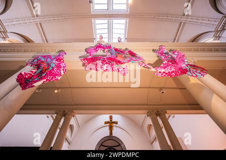 Londres, Royaume-Uni. 7 mars 2024. Pour marquer la Journée internationale de la femme, le Edinburgh Seven Tapestry, commandé par Dovecot Studios, a été dévoilé au V&A (Victoria & Albert Museum) South Kensington. Conçu par l’artiste Christine Borland, il a fallu plus de 4 000 heures et 90 500 mètres de fil pour créer. L'œuvre commémore les « sept d'Édimbourg », les premières femmes à s'inscrire dans une université britannique en 1869. Est exposé du 8 mars au 27 mai 2024. Crédit : Guy Bell/Alamy Live News Banque D'Images