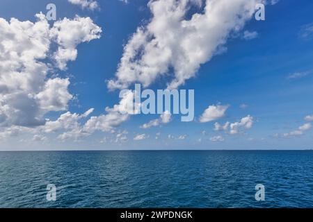 Baie d'eau de mer cristalline. Lagon immaculé de l'océan ciel nuageux ciel ensoleillé paysage marin idyllique relaxant. Surface transparente exotique voyage tropiques méditerranéen Banque D'Images